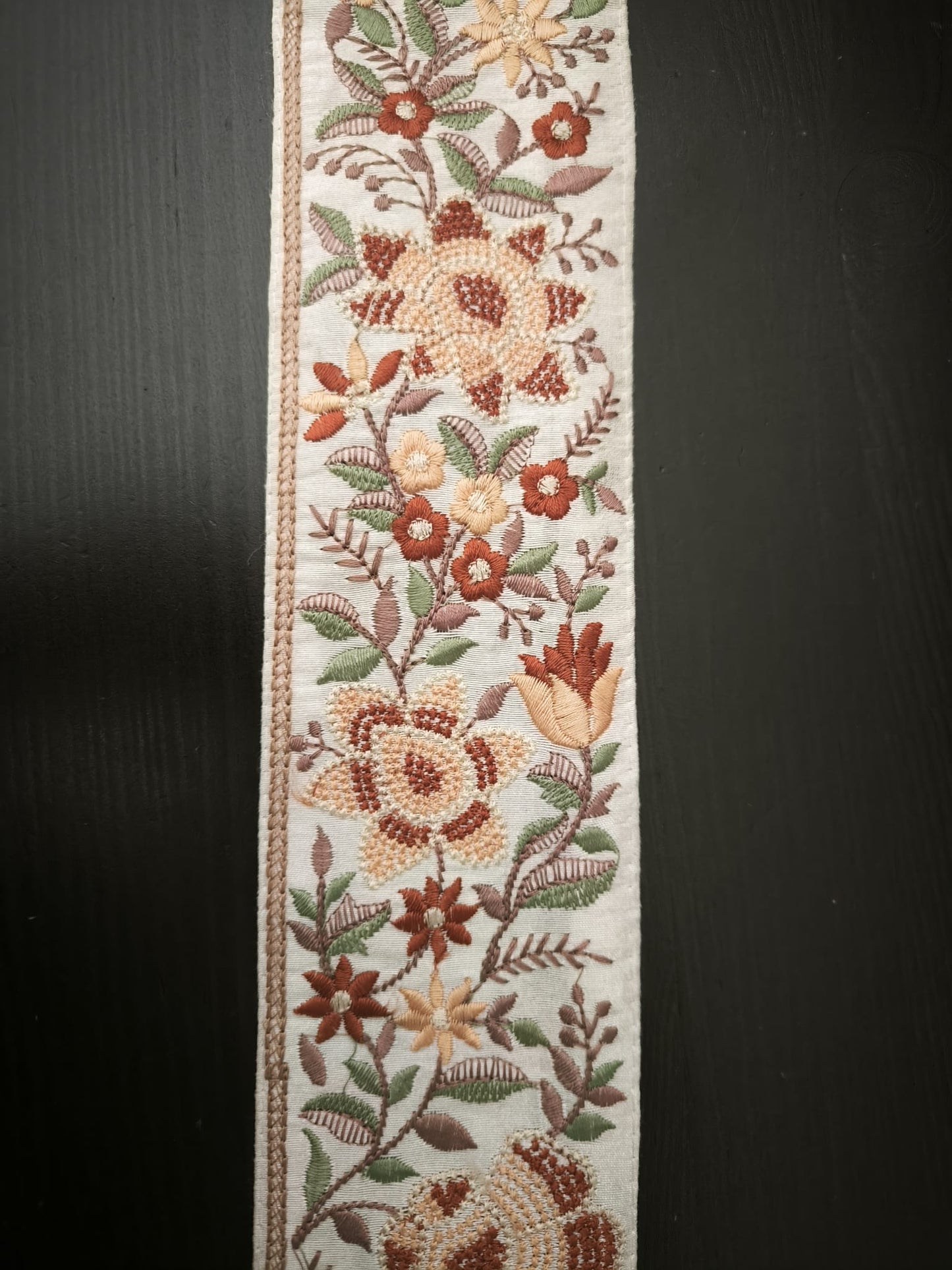 Galon Brodé Marron et Beige sur Fond Blanc - 7 cm - Fleurs Élégantes
