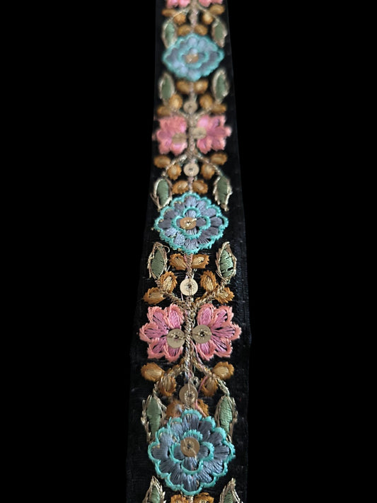 Bande brodee noire fleurs 2,5cm