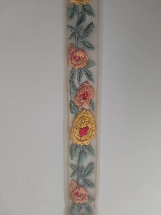 Bande brodee fleurs bleu jaune rose