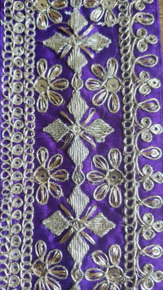 Galon brode trefles fond violet zoom