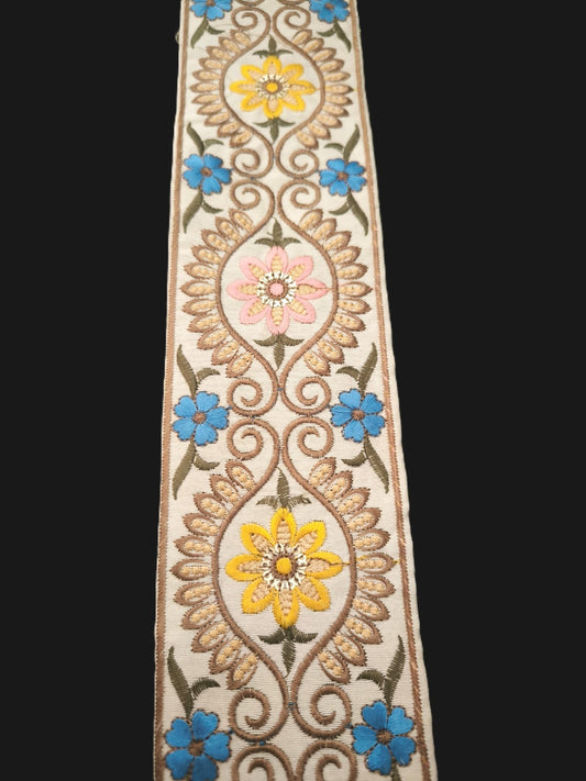 Galon Brodé Fond Blanc 8 cm - Fleurs Bleu Rose et Jaune Pastel Ancien