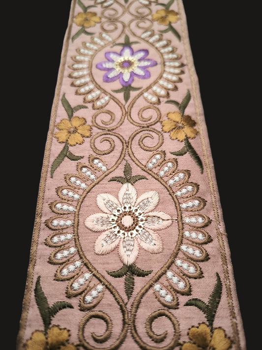 Galon Brodé Fond Rose Ancien 8 cm - Fleurs Pastel Violet Lavande Jaune