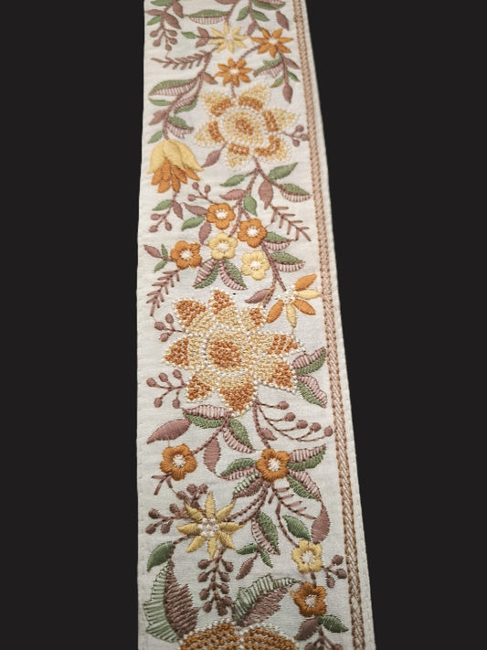Galon Brodé Beige et Ocre sur Fond Blanc - 7 cm - Fleurs Élégantes