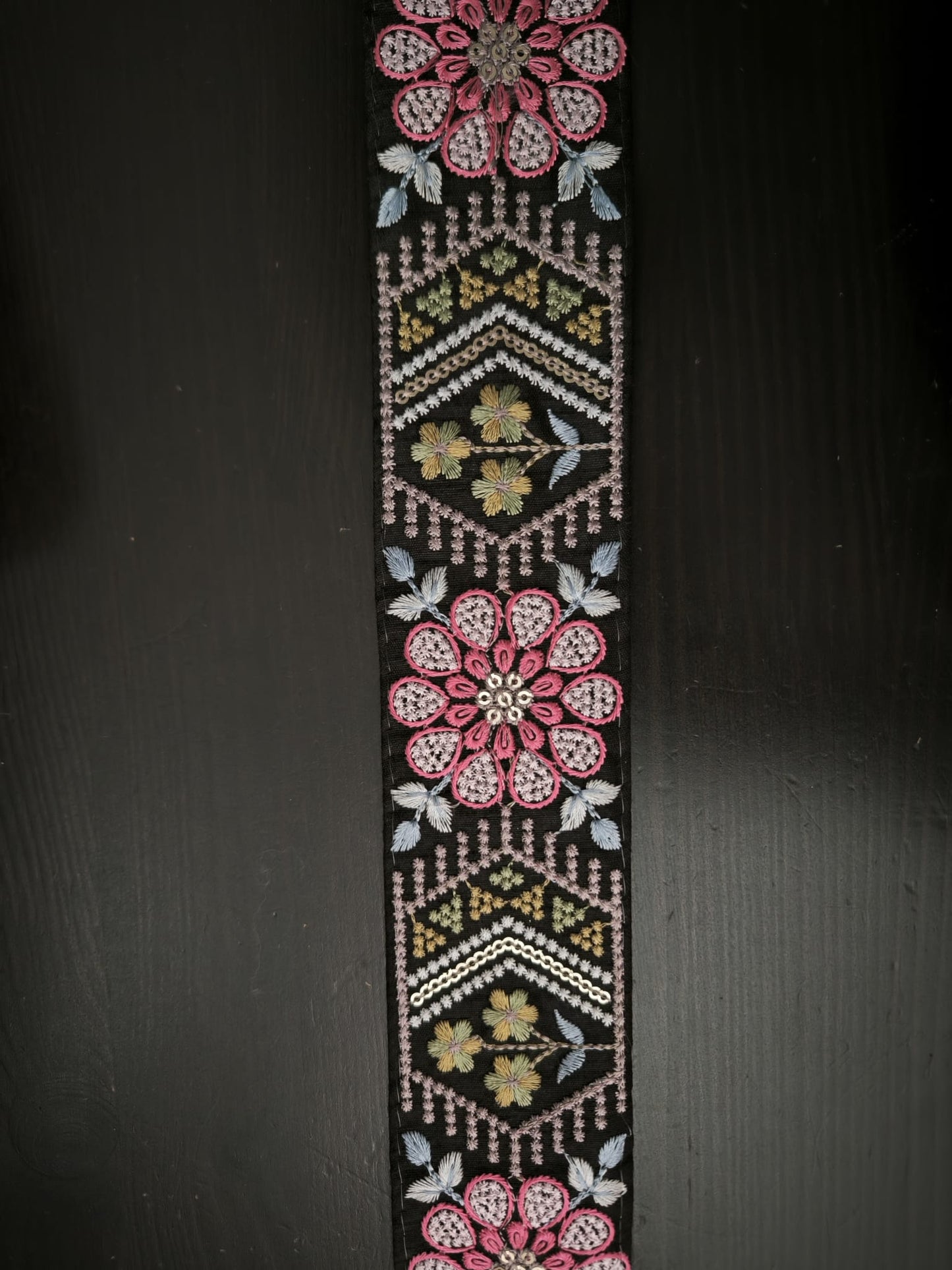 Galon brode noir fleurs rose bh 10
