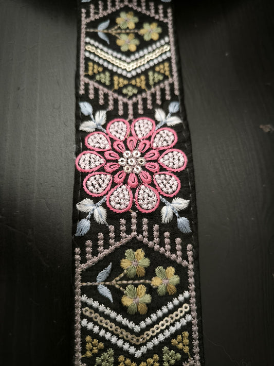 Galon brode noir fleurs rose bh 10