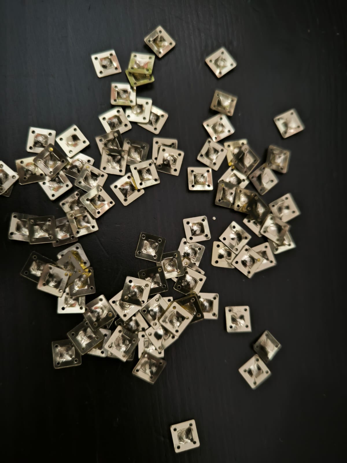 paillettes carres poinconnes dores sirus