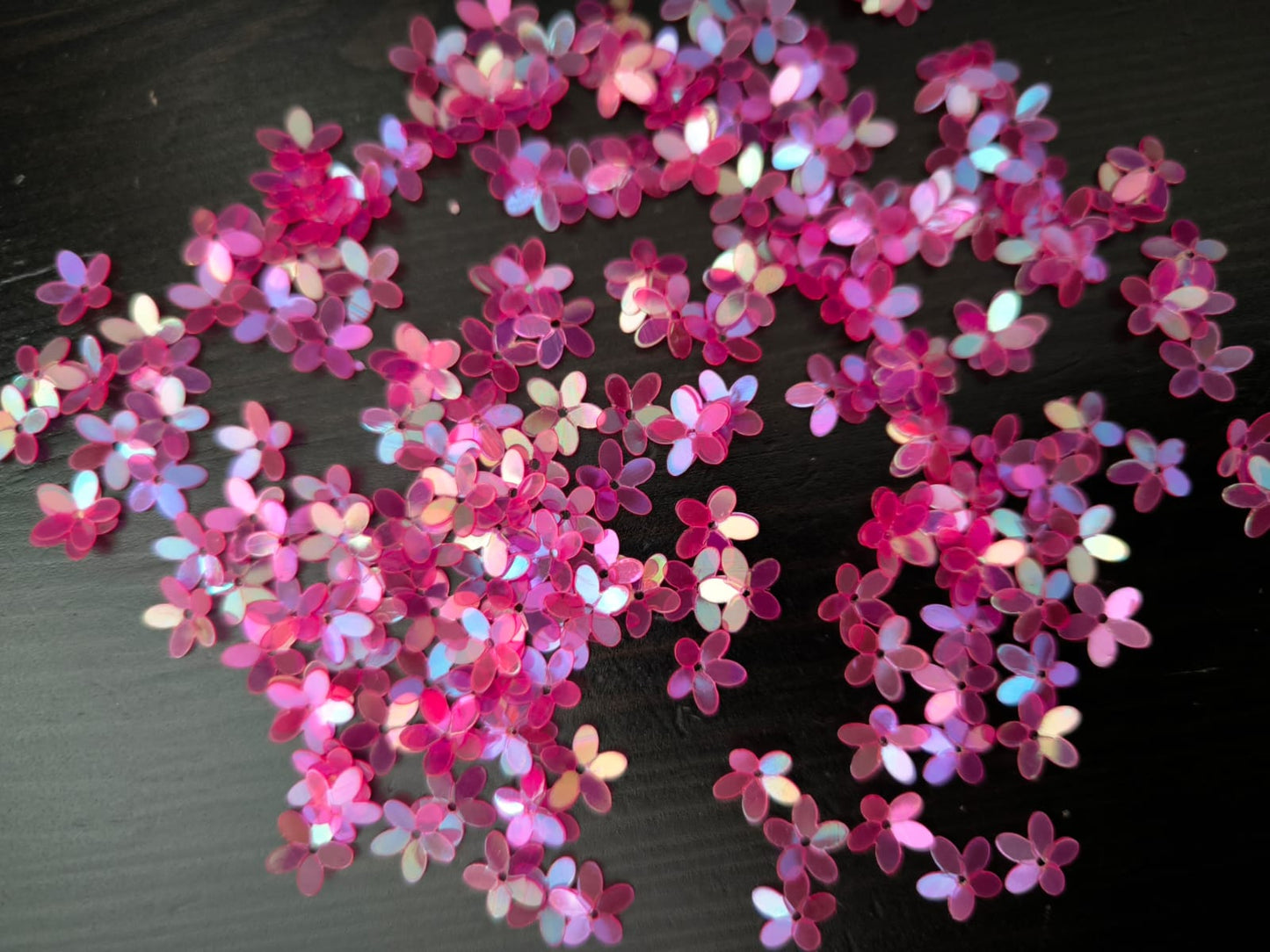 Paillettes petites fleurs rose framboise irisé 9 mm