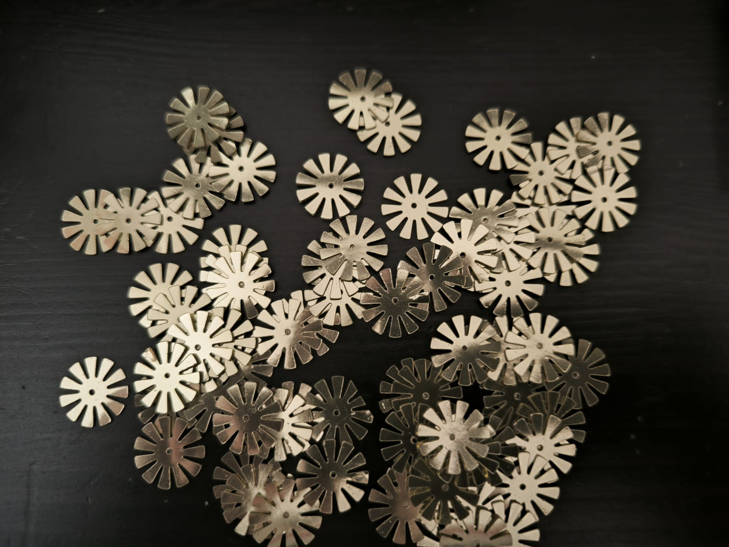 Paillettes fleurs soleil dorées 15 mm