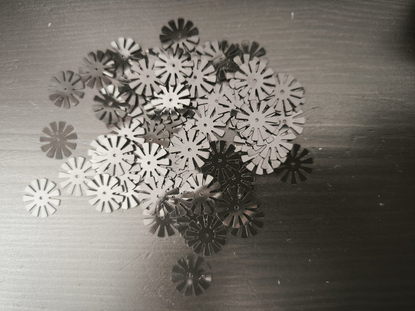 Paillettes fleurs soleil noires 15 mm