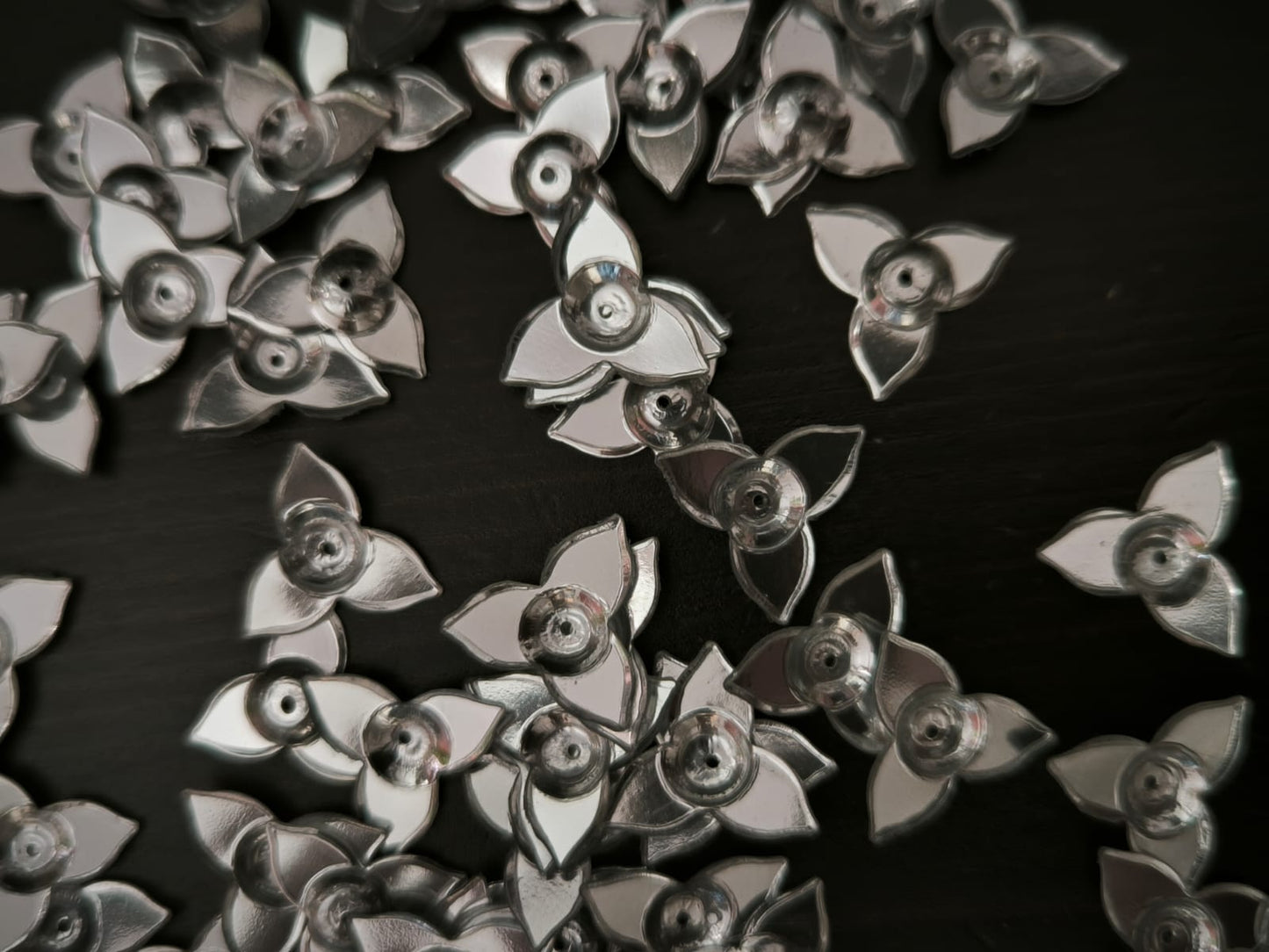 Paillettes Fleurs Trois Pétales Argenté 15mm