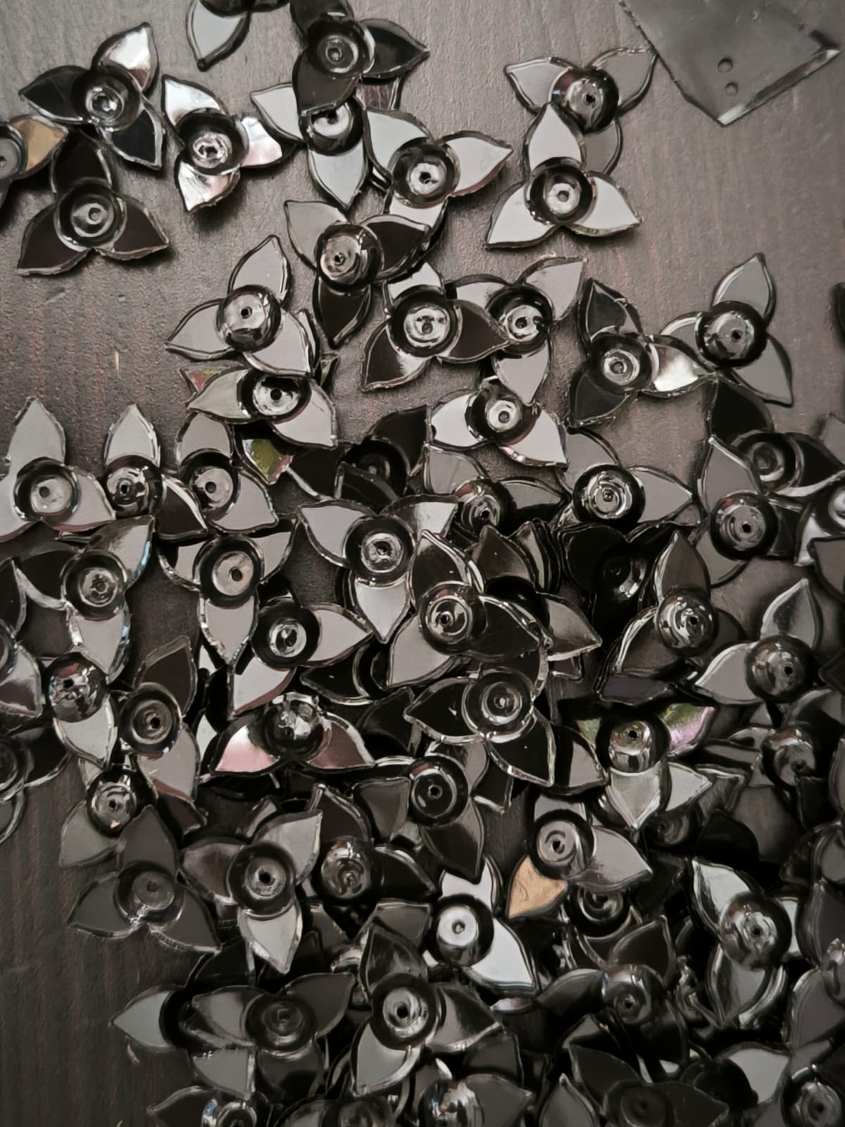 Paillettes Fleurs Trois Pétales Noir 15mm