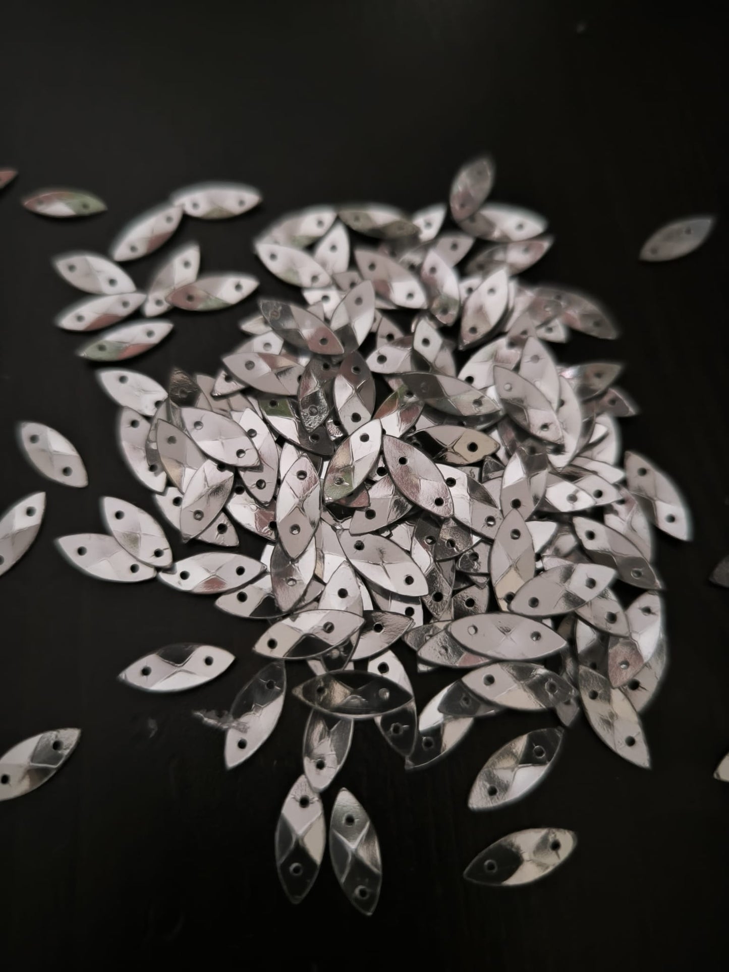Paillettes larmes argentees incurvees 13 mm