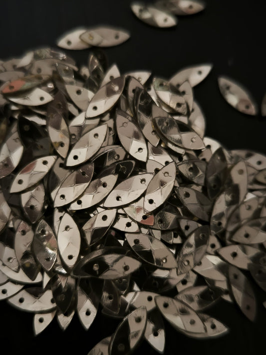 Paillettes larmes dorées incurvées 13x4 mm