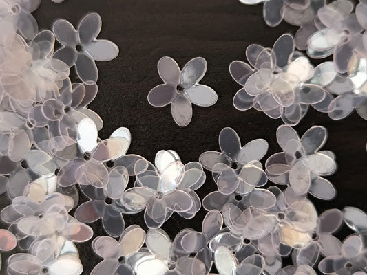 Paillettes petites fleurs transparentes reflet rose 9 mm