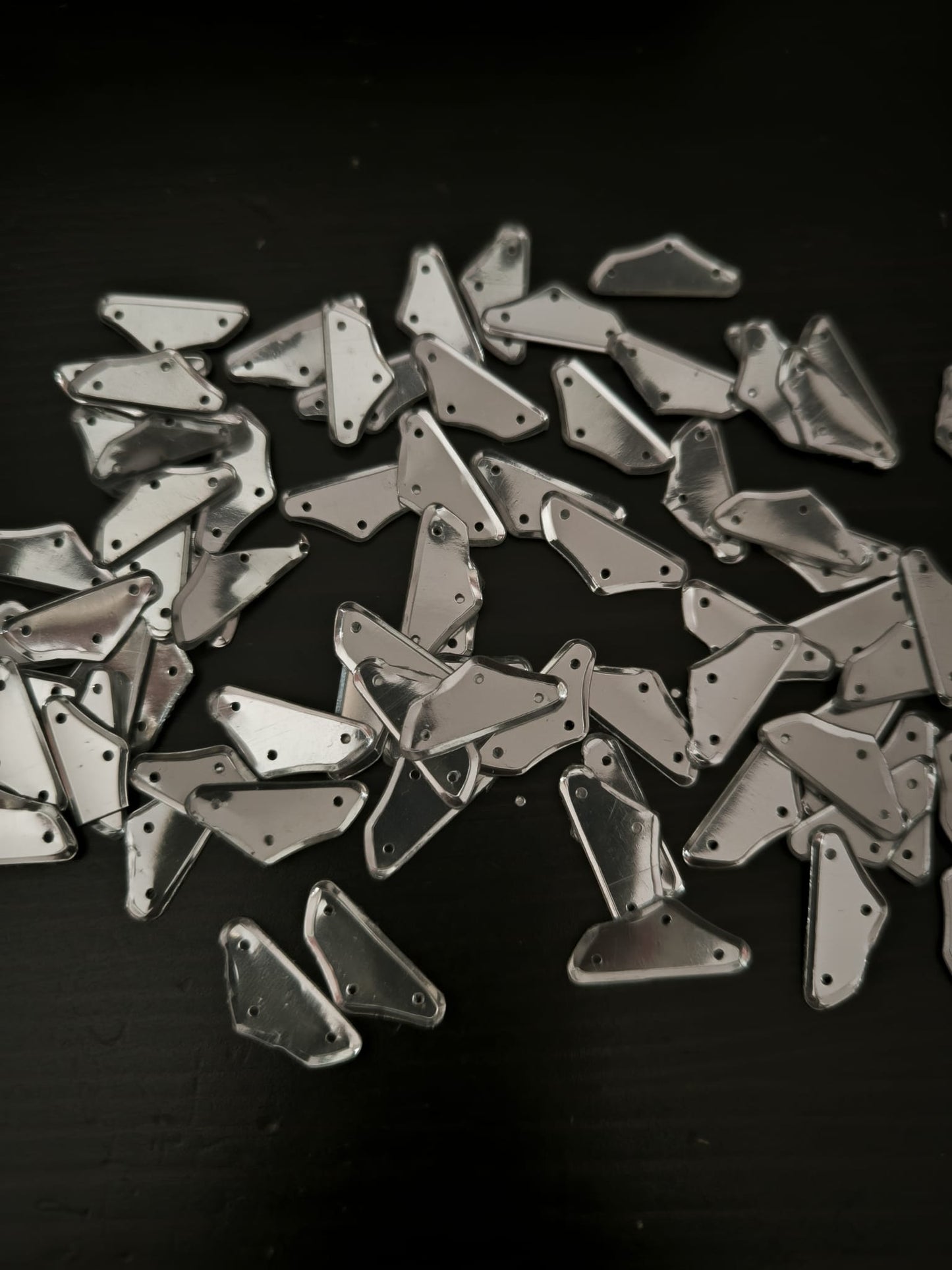 Paillettes polygones argentées brillantes 20x7 mm
