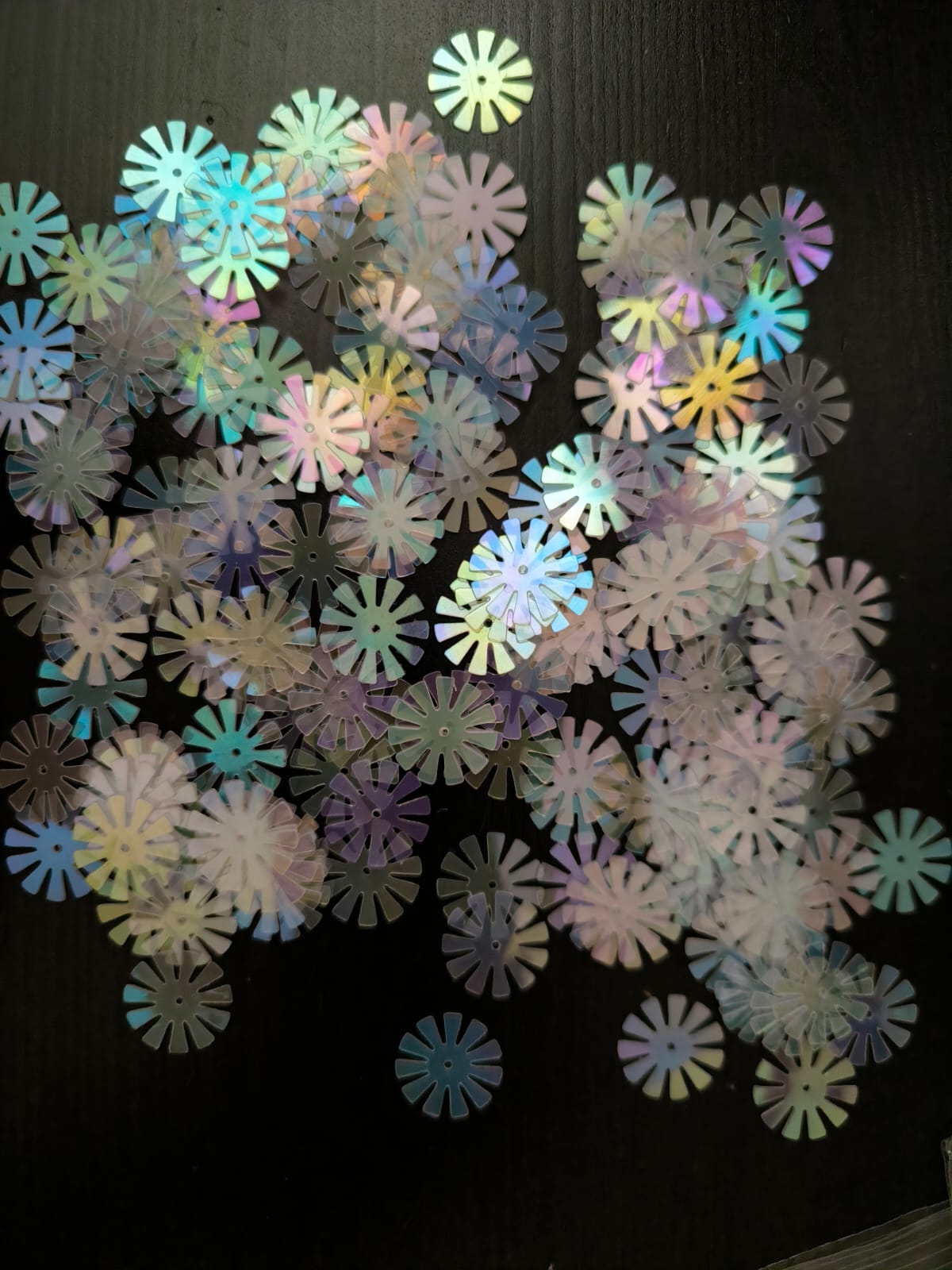 Paillettes fleurs soleil transparent blanc irisé 15 mm