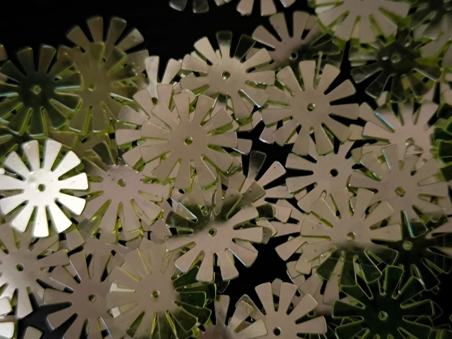 Paillettes fleurs soleil vert pistache miroir 15 mm