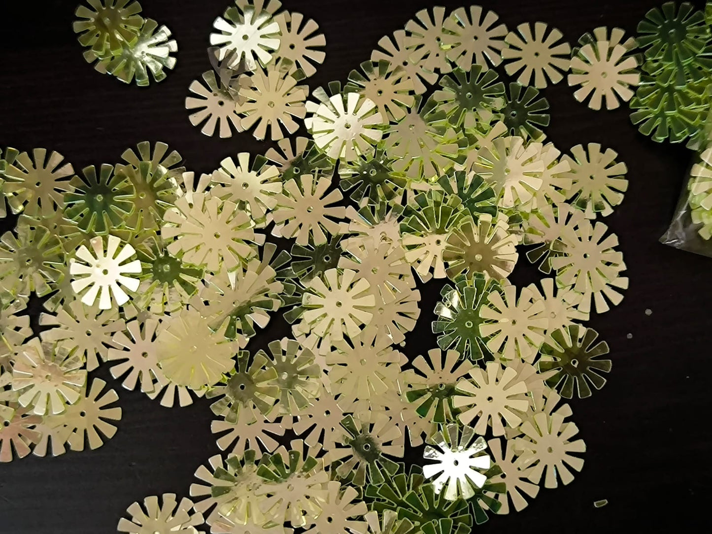 Paillettes fleurs soleil vert pistache miroir 15 mm
