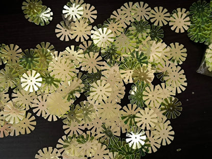 Paillettes fleurs soleil vert pistache miroir 15 mm