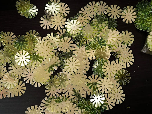 Paillettes fleurs soleil vert pistache miroir 15 mm