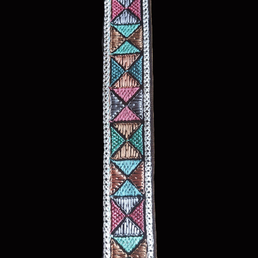 Bande-brodee-motifs-triangles-fond-noir