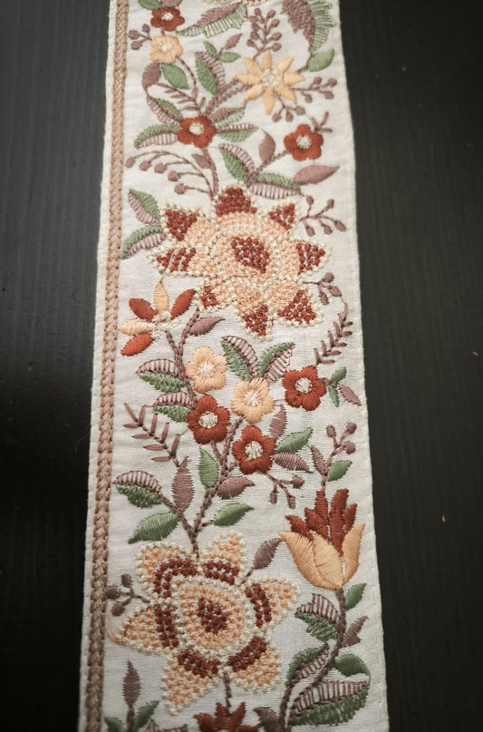 Galon Brodé Marron et Beige sur Fond Blanc - 7 cm - Fleurs Élégantes