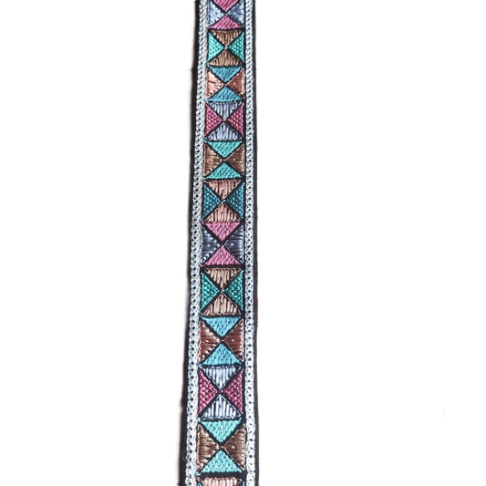 Bande brodee motifs triangles fond noir a