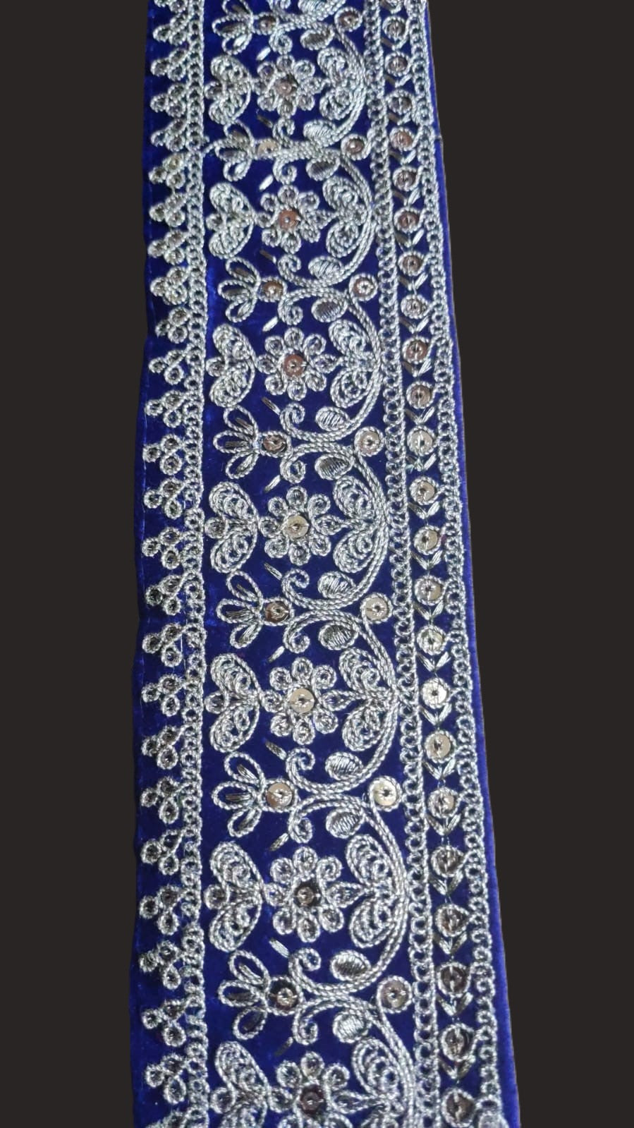 Galon brode bleu roi motifs dores 