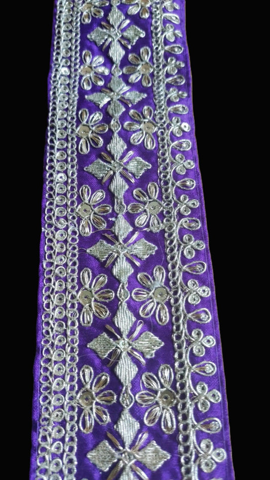Galon brode trefles fond violet