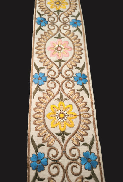 Galon Brodé Fond Blanc 8 cm - Fleurs Bleu Rose et Jaune Pastel Ancien