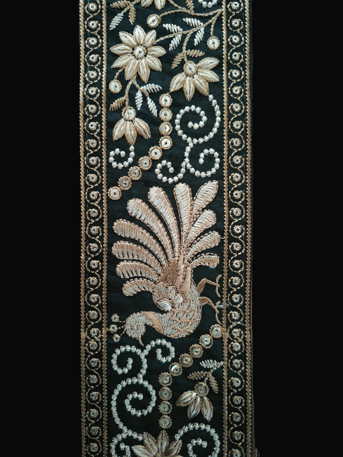 Galon brodé oiseaux et plantes fil doré mat - 8,4 cm - Noir