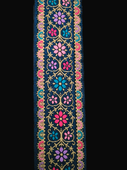 Galon Brodé Bleu Pétrole 6,4 cm - Fleurs Violettes Fuchsia Dorées
