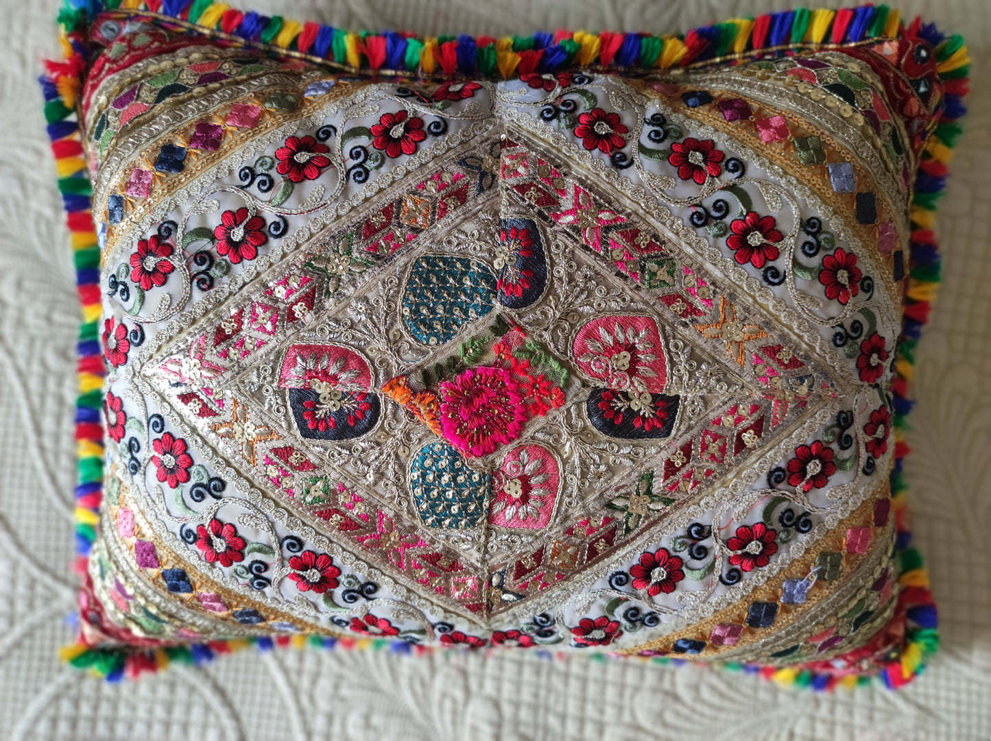 Coussin Indien brode main motifs fuchsia pourpre