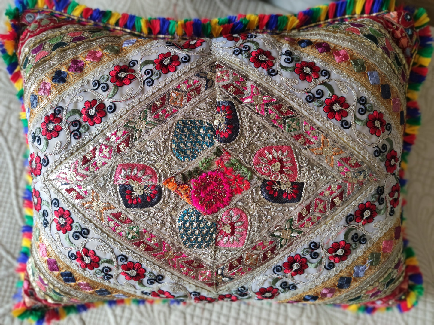 Coussin Indien brode main motifs fuchsia pourpre