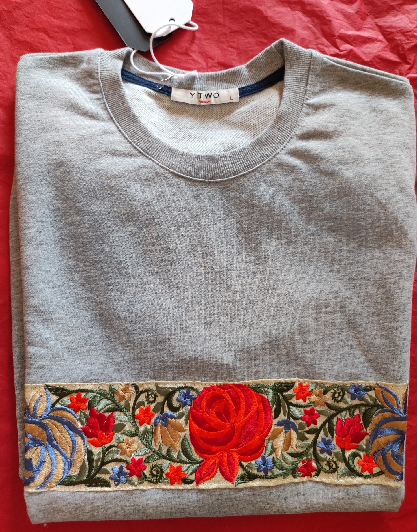 Sweat shirt brode main motif rose rouge