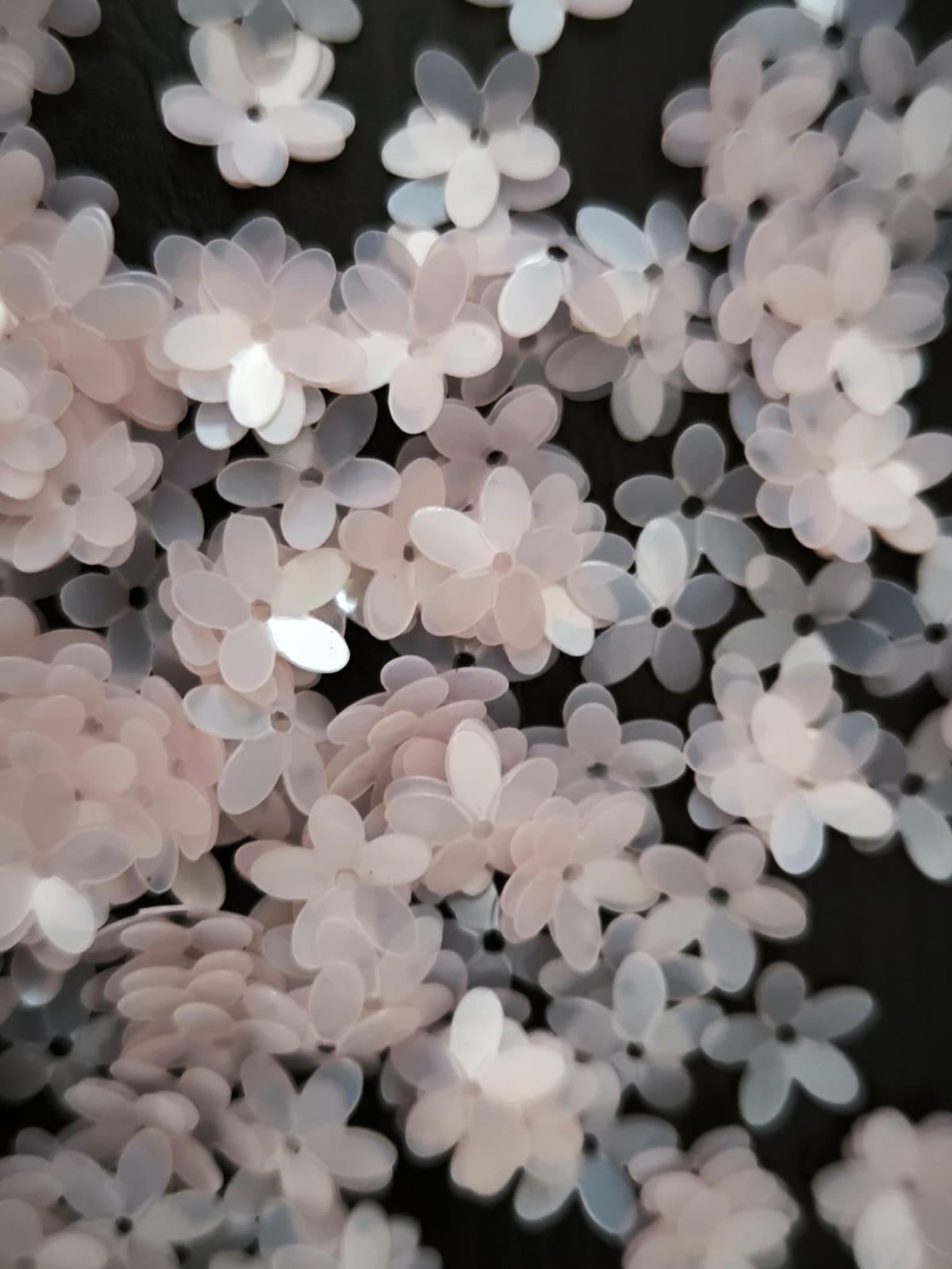 Paillettes petites fleurs rose pâle 9 mm