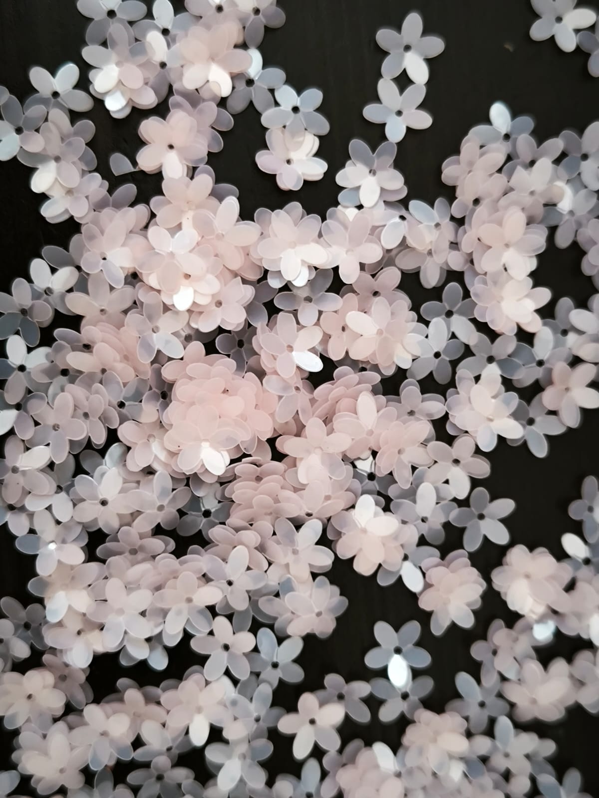 Paillettes petites fleurs rose pâle 9 mm