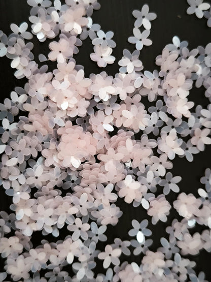 Paillettes petites fleurs rose pâle 9 mm