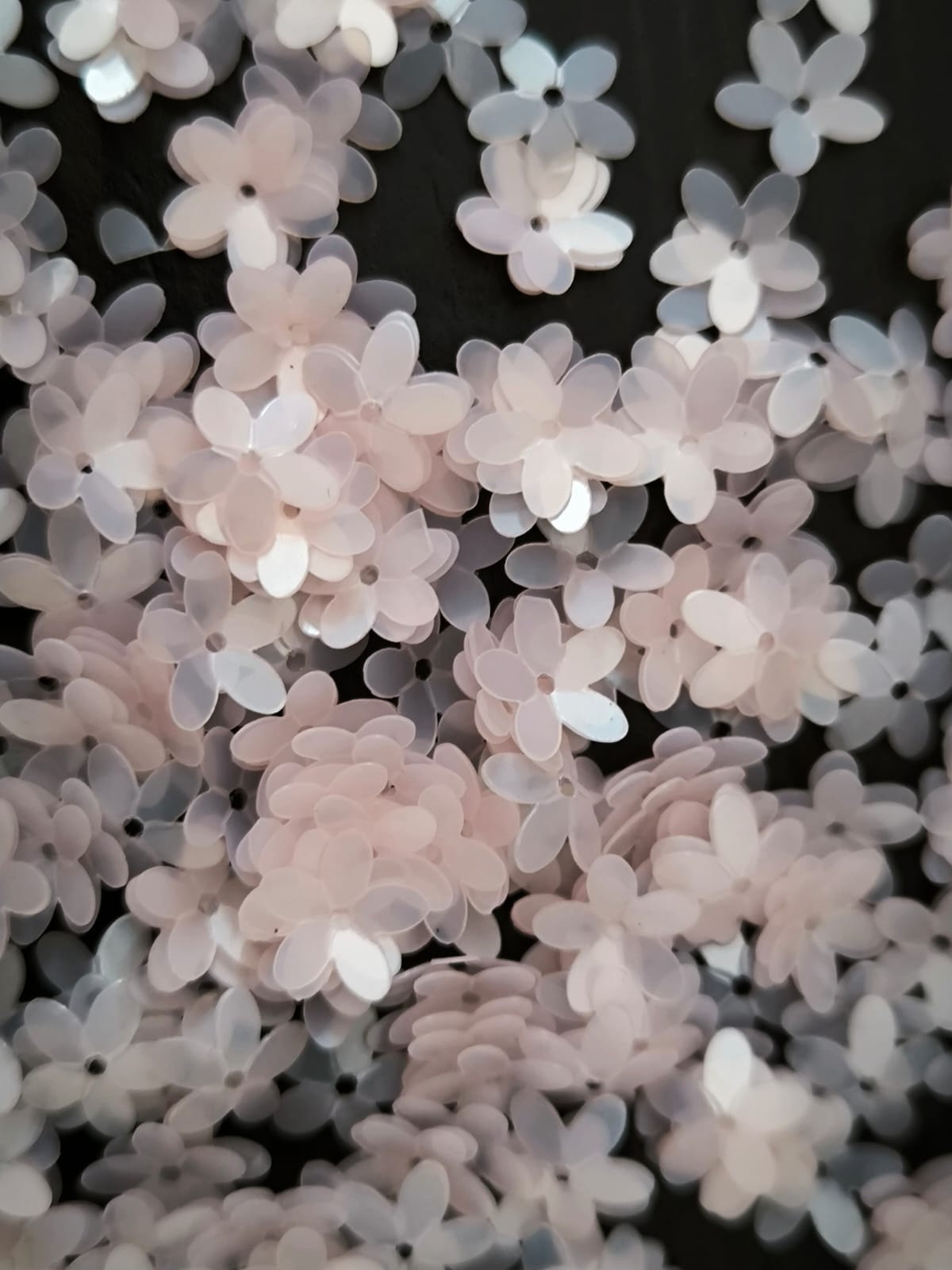 Paillettes petites fleurs rose pâle 9 mm
