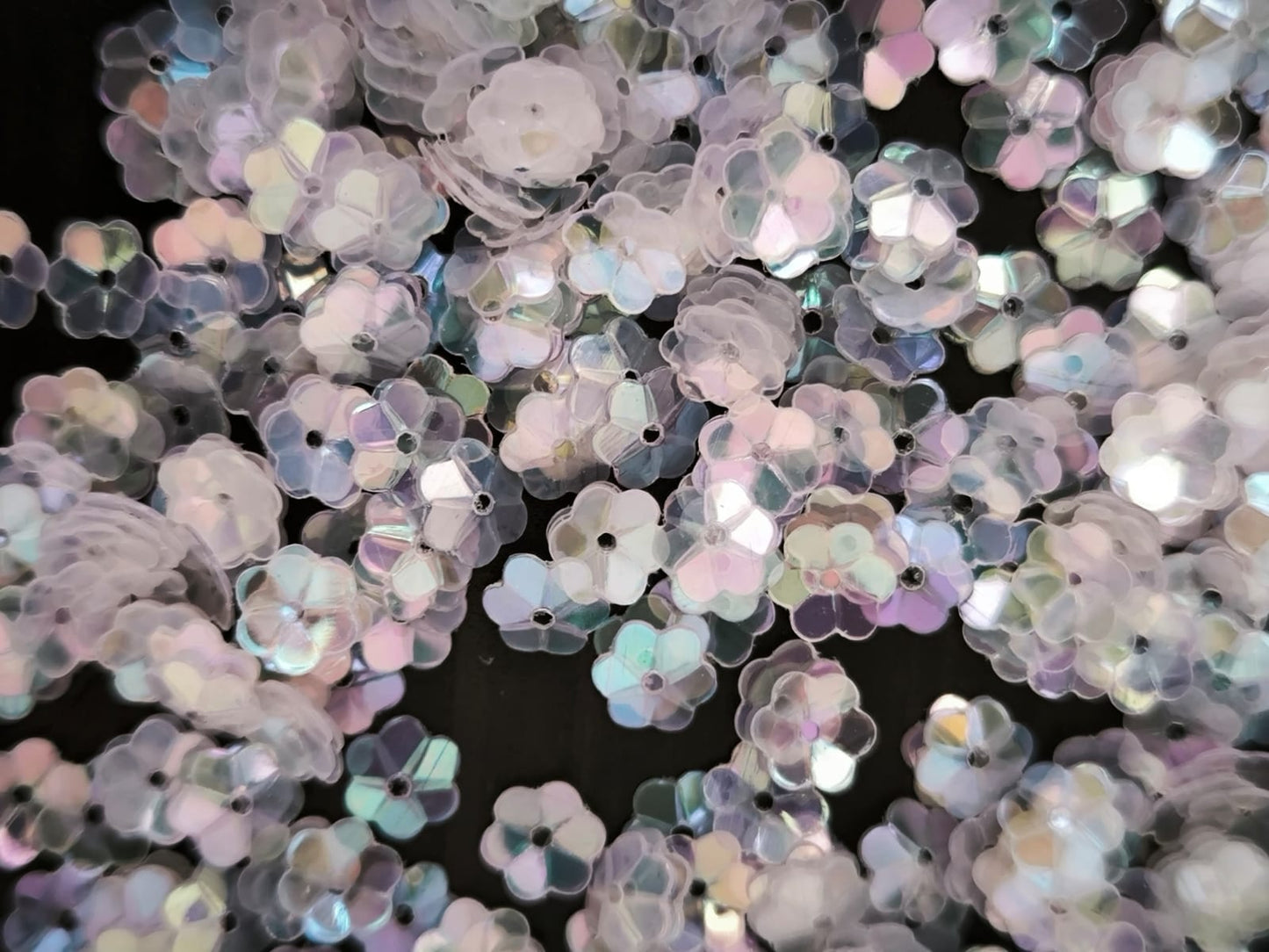 Fleurs Incurvées Blanc Transparent Reflets Rose et Bleu pour Broderie 5 mm