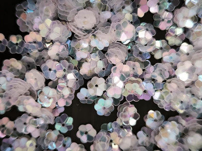Fleurs Incurvées Blanc Transparent Reflets Rose et Bleu pour Broderie 5 mm