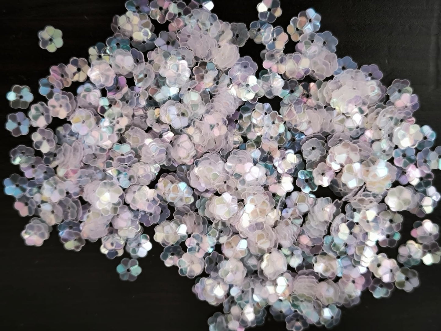 Fleurs Incurvées Blanc Transparent Reflets Rose et Bleu pour Broderie 5 mm