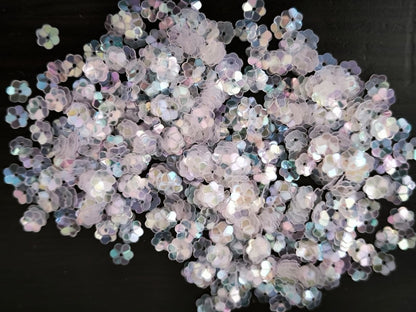 Fleurs Incurvées Blanc Transparent Reflets Rose et Bleu pour Broderie 5 mm