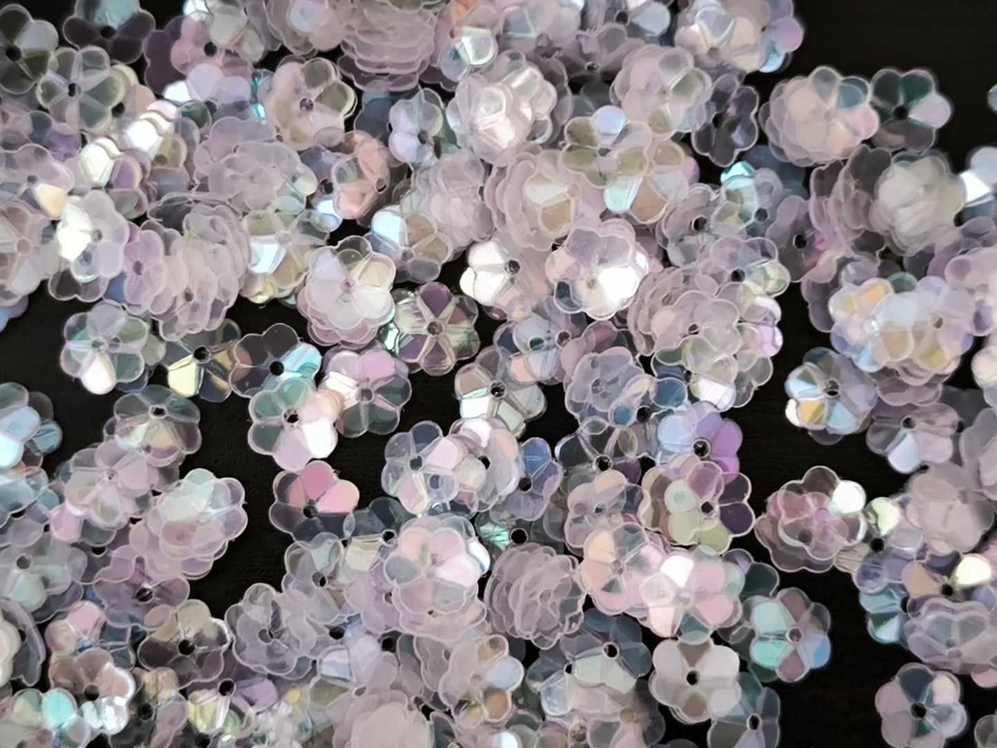 Fleurs Incurvées Blanc Transparent Reflets Rose et Bleu pour Broderie 5 mm