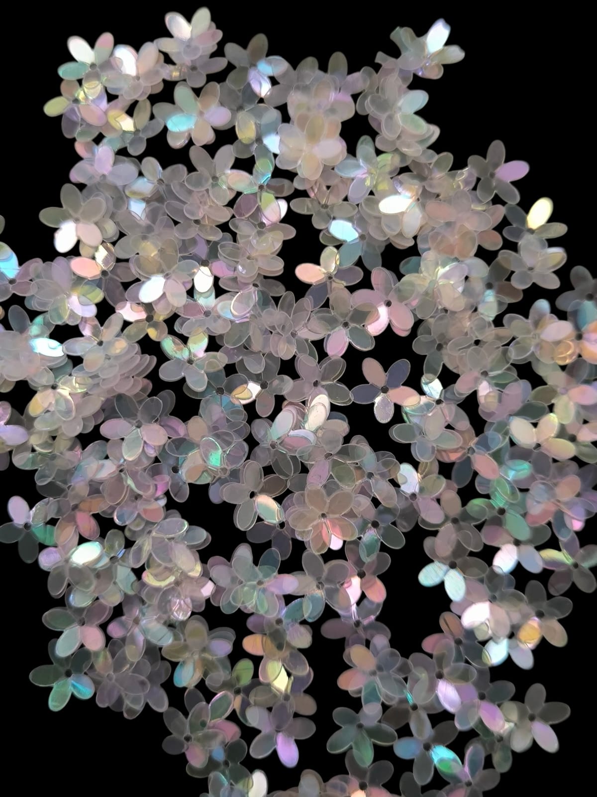 Paillettes petites fleurs blanc transparent  irisé bleu rose 9 mm