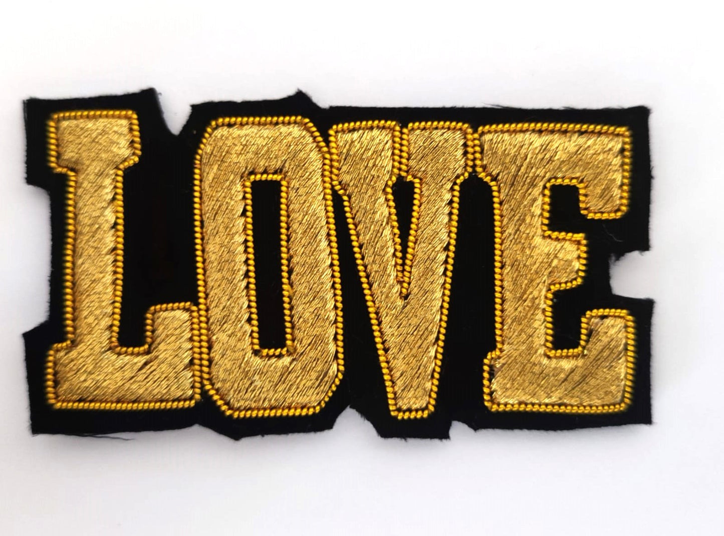 Patch brodé LOVE en fil dore