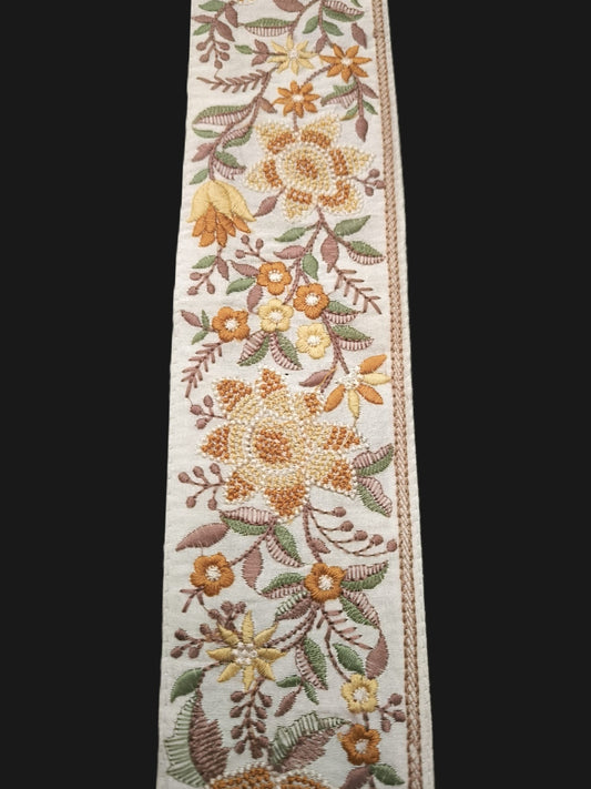 Galon Brodé Beige et Ocre sur Fond Blanc - 7 cm - Fleurs Élégantes