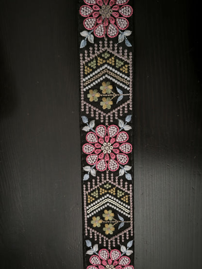 Galon brode noir fleurs rose bh 10
