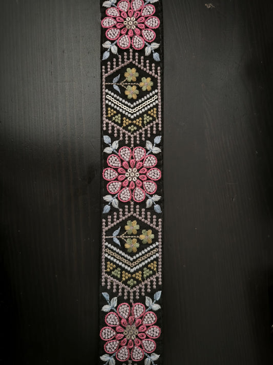 Galon brode noir fleurs rose bh 10