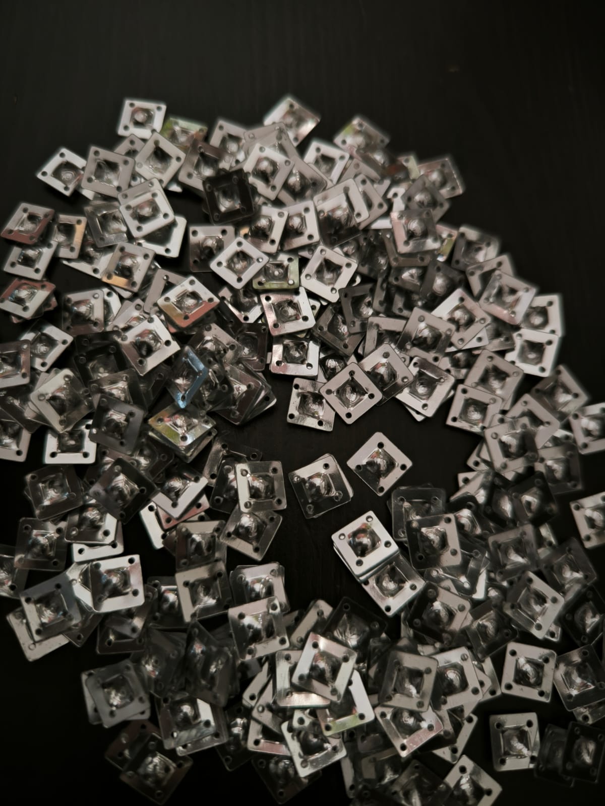 carres argentes 8 mm broderie